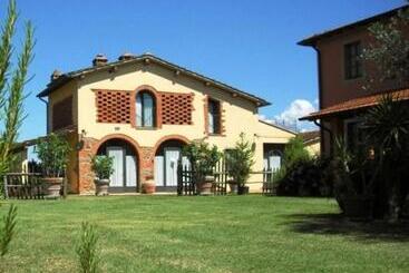 Отель Agriturismo Podere Luisa