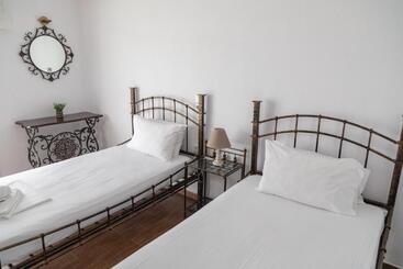 Ampoulos Rooms & Apartments