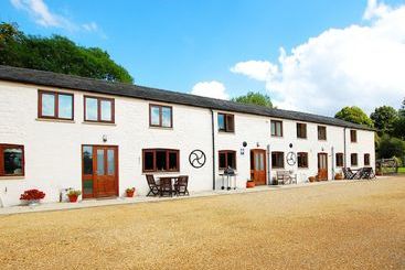 Beautiful, Spacious Cottage Offering Views Of The River Nar