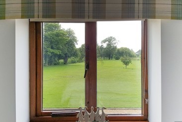Beautiful, Spacious Cottage Offering Views Of The River Nar