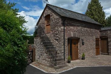 Charming And Authentic Cottage With Beautiful Views In A Quiet Location