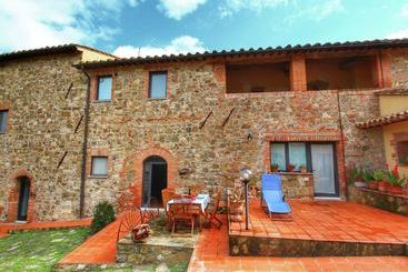 بيت ريفى Chaming Farmhouse In Tuscany With Swimming Pool