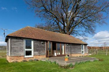 Nicely Furnished Cottage In Bilsington Countryside