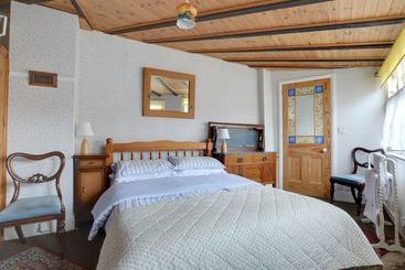 Quaint Cottage In Hastings With Garden