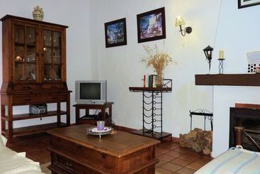 Traditionalfamily Cottage Steps Away From The Centre