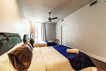 شقة فندقية City Luxury Oasis! 3 Level Condo With 360 Roof!