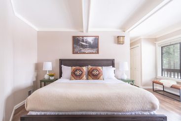 Tarly  Serene Cabin W Two Patios & Hot Tub In Incline Village