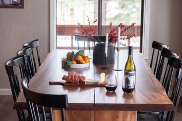 Tarly  Serene Cabin W Two Patios & Hot Tub In Incline Village