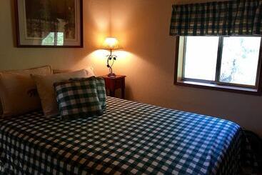 Сельский дом Whispering Pines Cabin Retreat