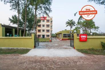 Отель Oyo Flagship 64038  Gloria Mandarmoni Beach Rd