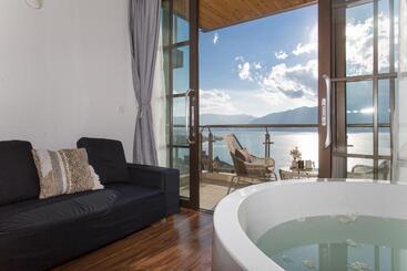 پانسیون Aishe Honeymoon Sea View Guesthouse