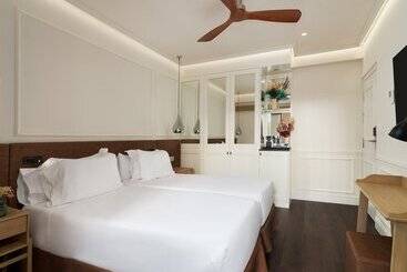 Отель H10 Universitat