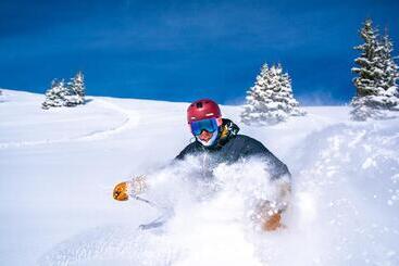 Отель Zephyr Mountain Lodge