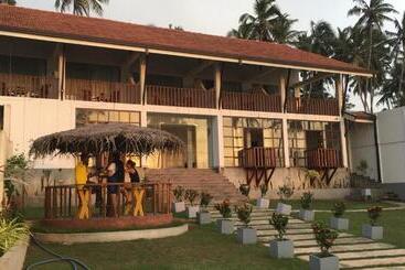 בית מלון כפרי Isamar Front Beach