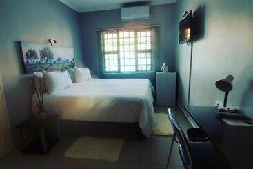 פנסיון Twenty4ten Guesthouse