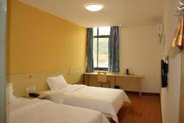 בית מלון כפרי 7days Inn Bazhong International Trade City