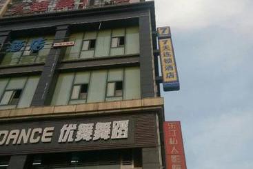 هتل 7days Inn Huanggang Normal College