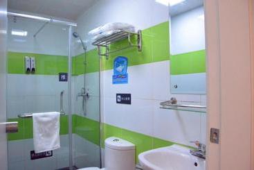 هتل 7days Inn Urumqi Happiness Road Bazaar