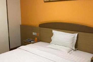 בית מלון כפרי 7days Inn Ya`an Bridge Street Center