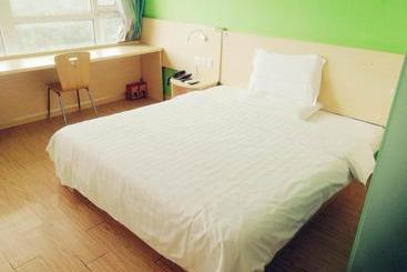 هتل 7days Inn Zhangjiakou Train Station Construction Engineering College