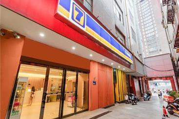 هتل 7 Days Inn Zhengzhou Erqi Square Metro Station Branch