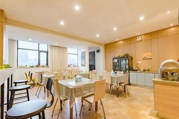 هتل 7 Days Inn Zhengzhou Erqi Square Metro Station Branch