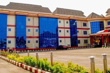 ホテル Depeace  And Suites