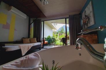 هتل Yellow Tree Suites