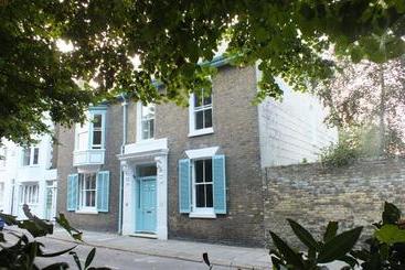 Bear S Well Bed & Breakfast