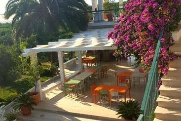 هتل Agriturismo Donna Clementina