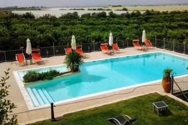 هتل Agriturismo Donna Clementina