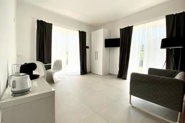 Le Village Sarzana