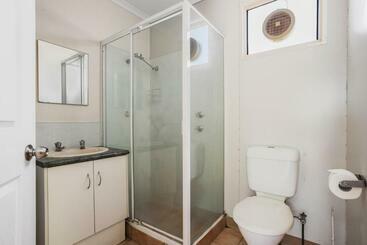 مُتل Aaok Karratha Caravan Park