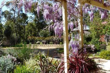 Country Charm Retreat B&b