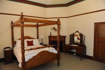 پانسیون Cockburn House