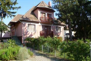 بنسيون Liget Szálláshely