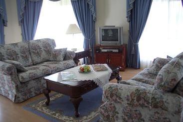 تختخواب و صبحانه Carolynnes Cottages