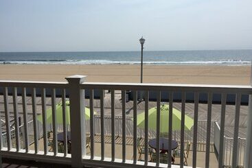 Fish Tales Boardwalk Inn & Ocean Mecca Motel