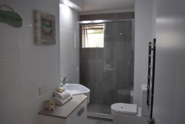 هتل آپارتمان Raintrees Moffat Beach