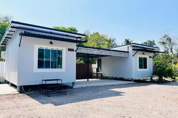 Baan Ruay Suk Resort Lopburi