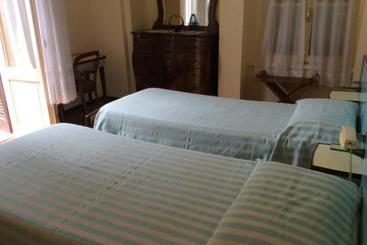 هتل Albergo Villa Azalea