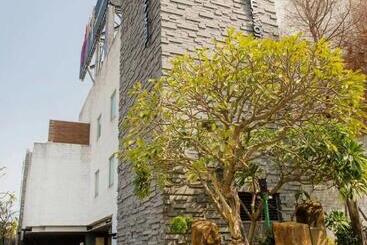 Orient Luxury Villa Motel