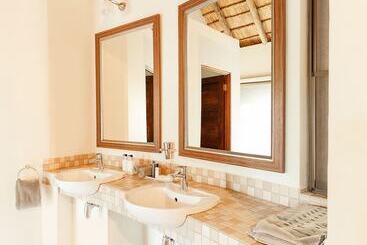 Отель Tambuti Lodge