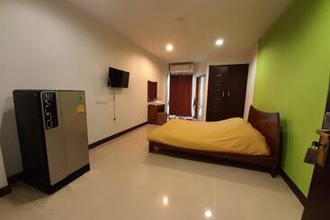 Отель Thanarom Place