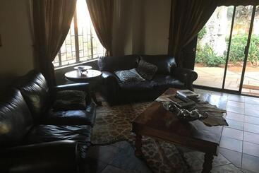 צימר Baobab Lane Lodge