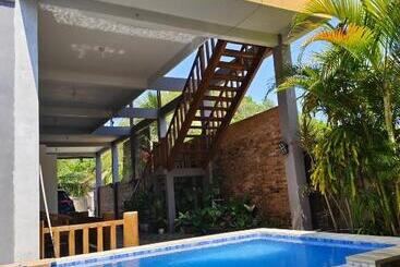 פנסיון Arrys Watukarung Surfcamp