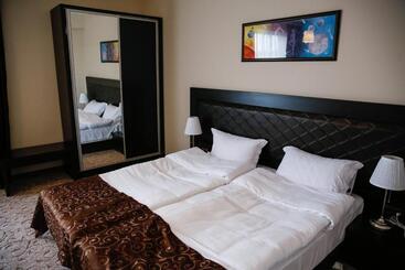 Пансион Einstein House & Spa
