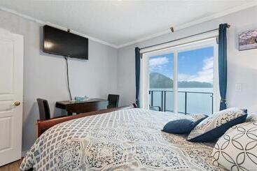 הוסטל The Oceanfront Inn On Stephens Bay