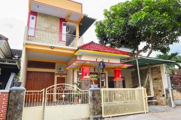ホテル Oyo Life 3064 Mahameru Kost Putra