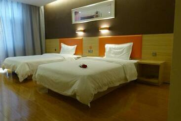 Hotel 7days Premium Delingha Center Plaza Branch